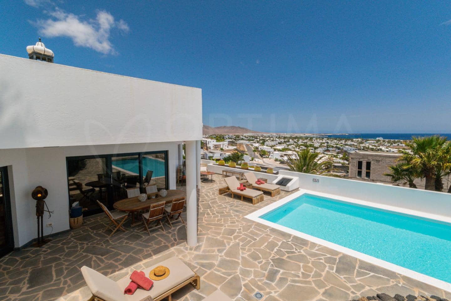 4 bedroom Villa for sale in Playa Blanca with pool - € 1,680,000 (Ref: 9993649)
