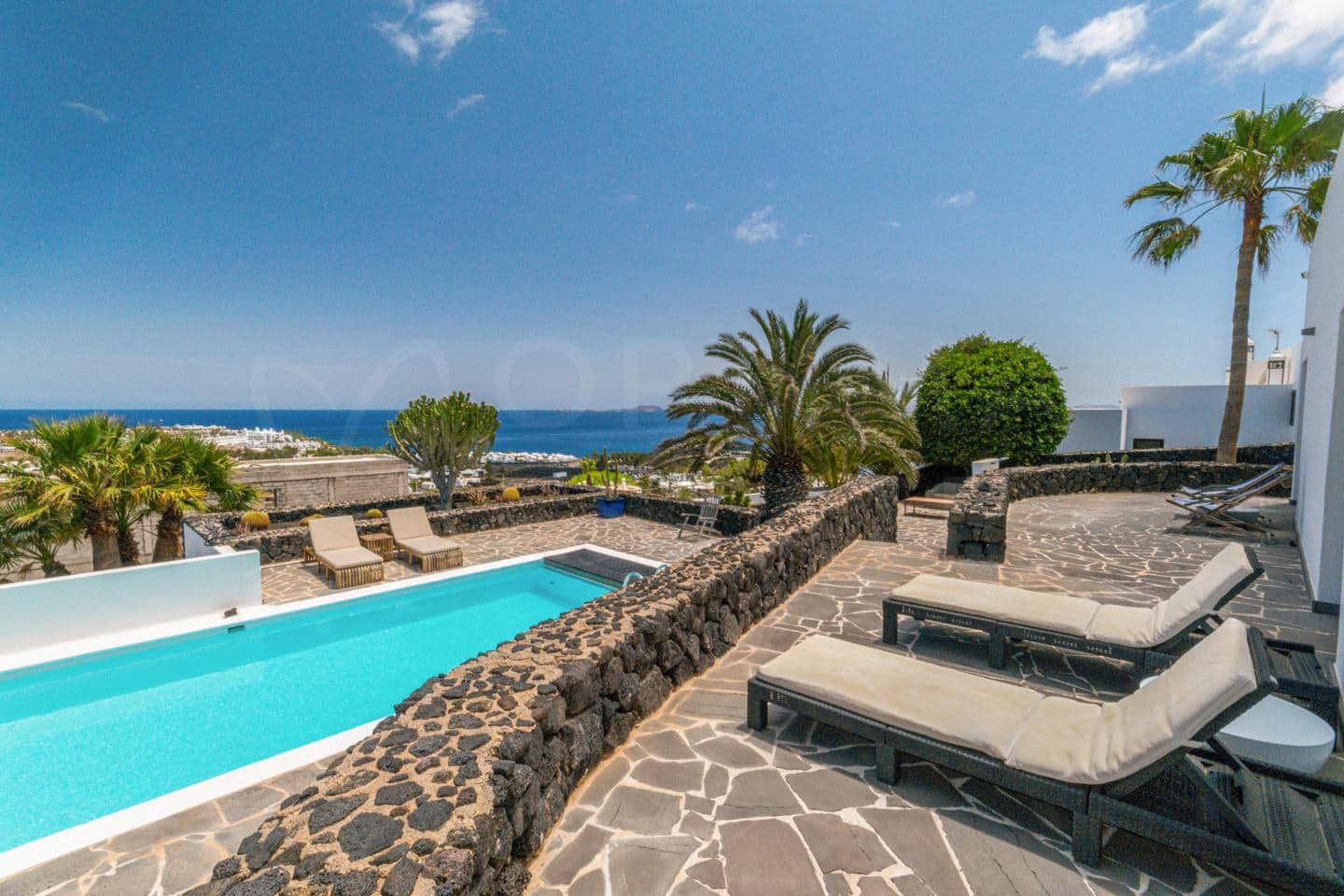 4 bedroom Villa for sale in Playa Blanca with pool - € 1,680,000 (Ref: 9993649)