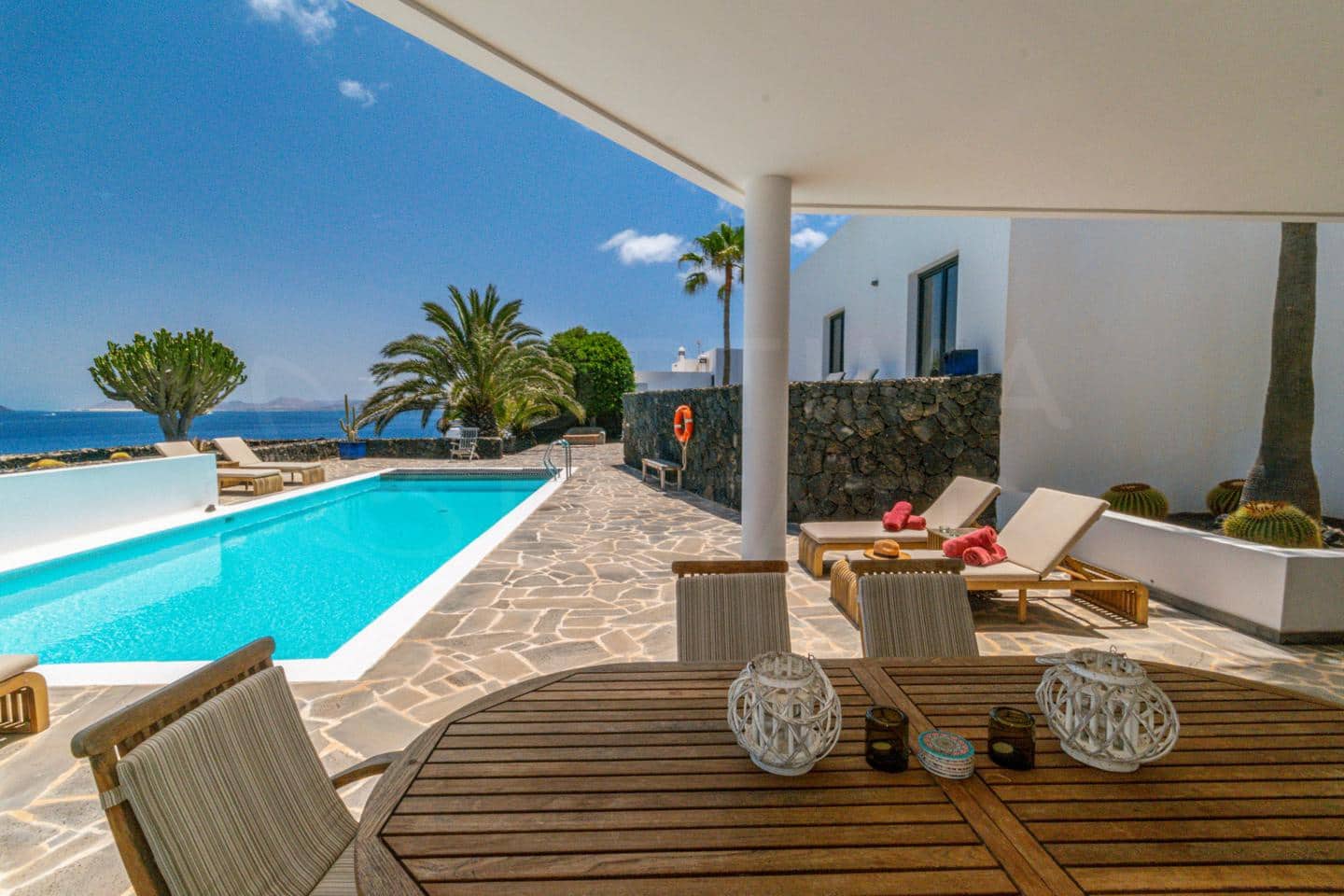 4 bedroom Villa for sale in Playa Blanca with pool - € 1,680,000 (Ref: 9993649)