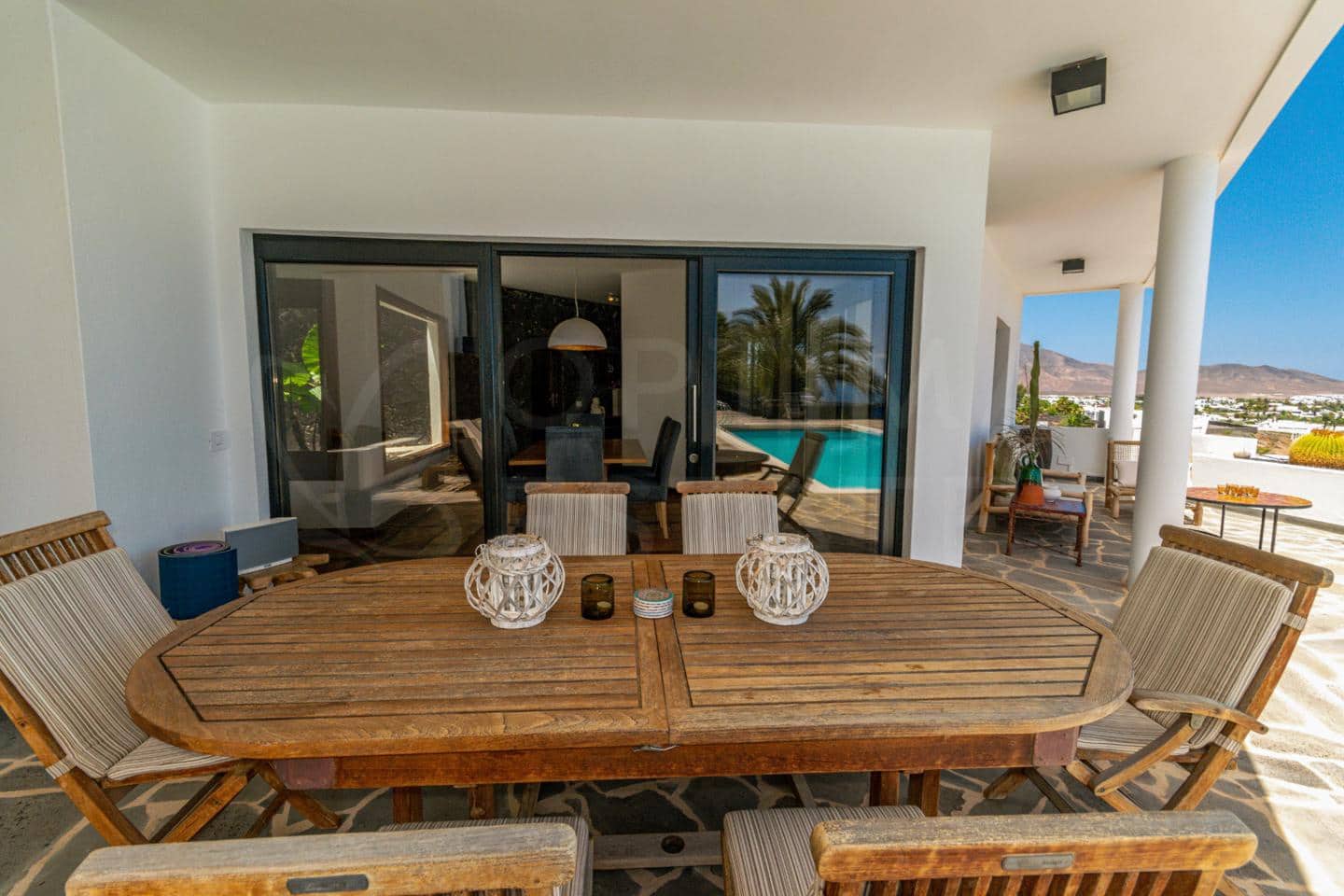 4 bedroom Villa for sale in Playa Blanca with pool - € 1,680,000 (Ref: 9993649)