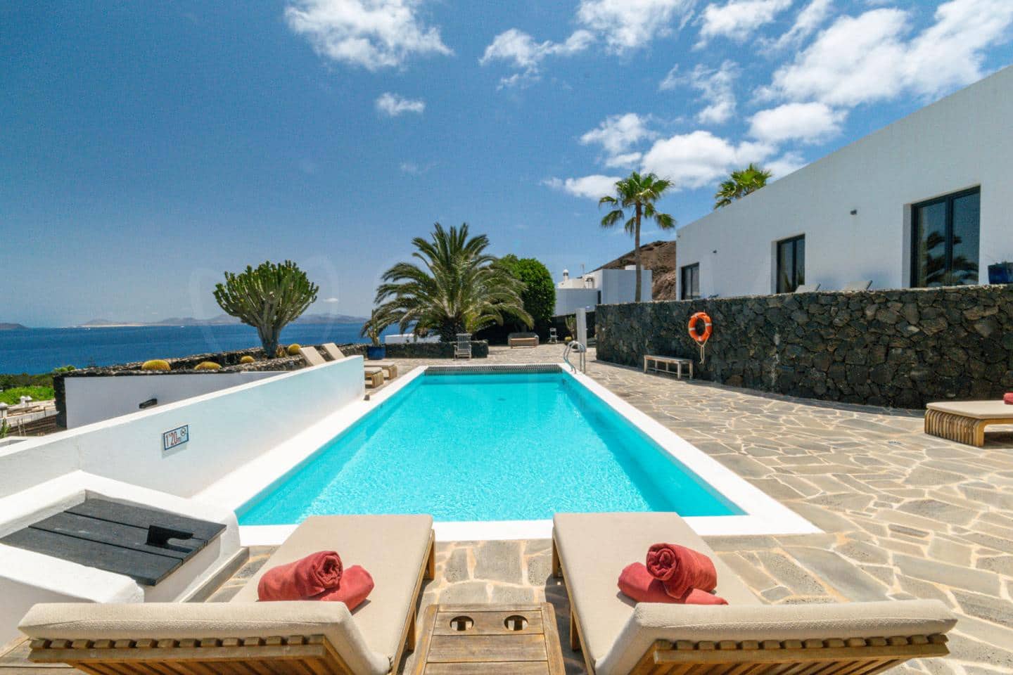 4 bedroom Villa for sale in Playa Blanca with pool - € 1,680,000 (Ref: 9993649)