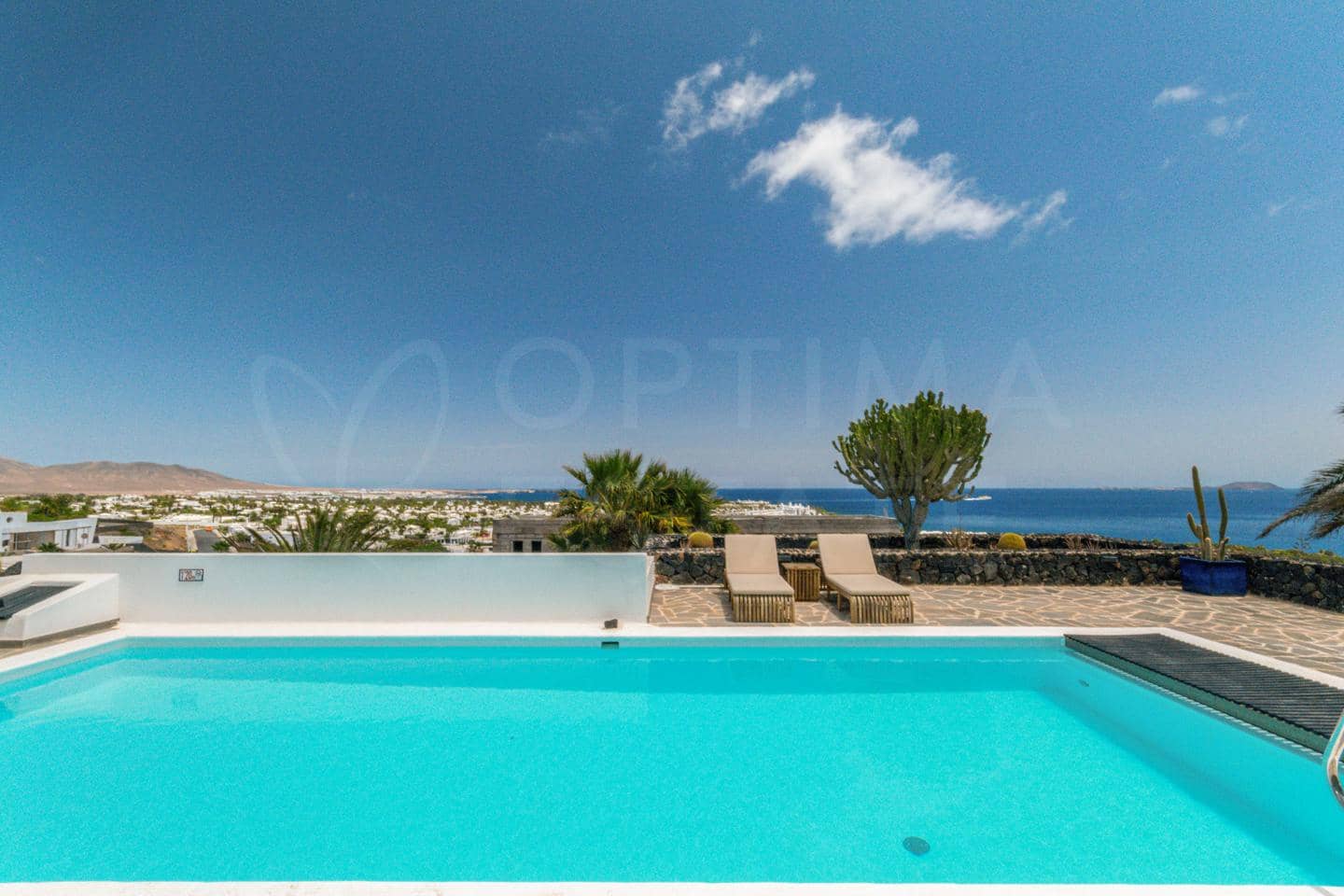 4 bedroom Villa for sale in Playa Blanca with pool - € 1,680,000 (Ref: 9993649)