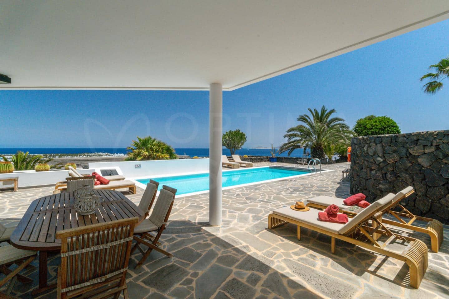 4 bedroom Villa for sale in Playa Blanca with pool - € 1,680,000 (Ref: 9993649)
