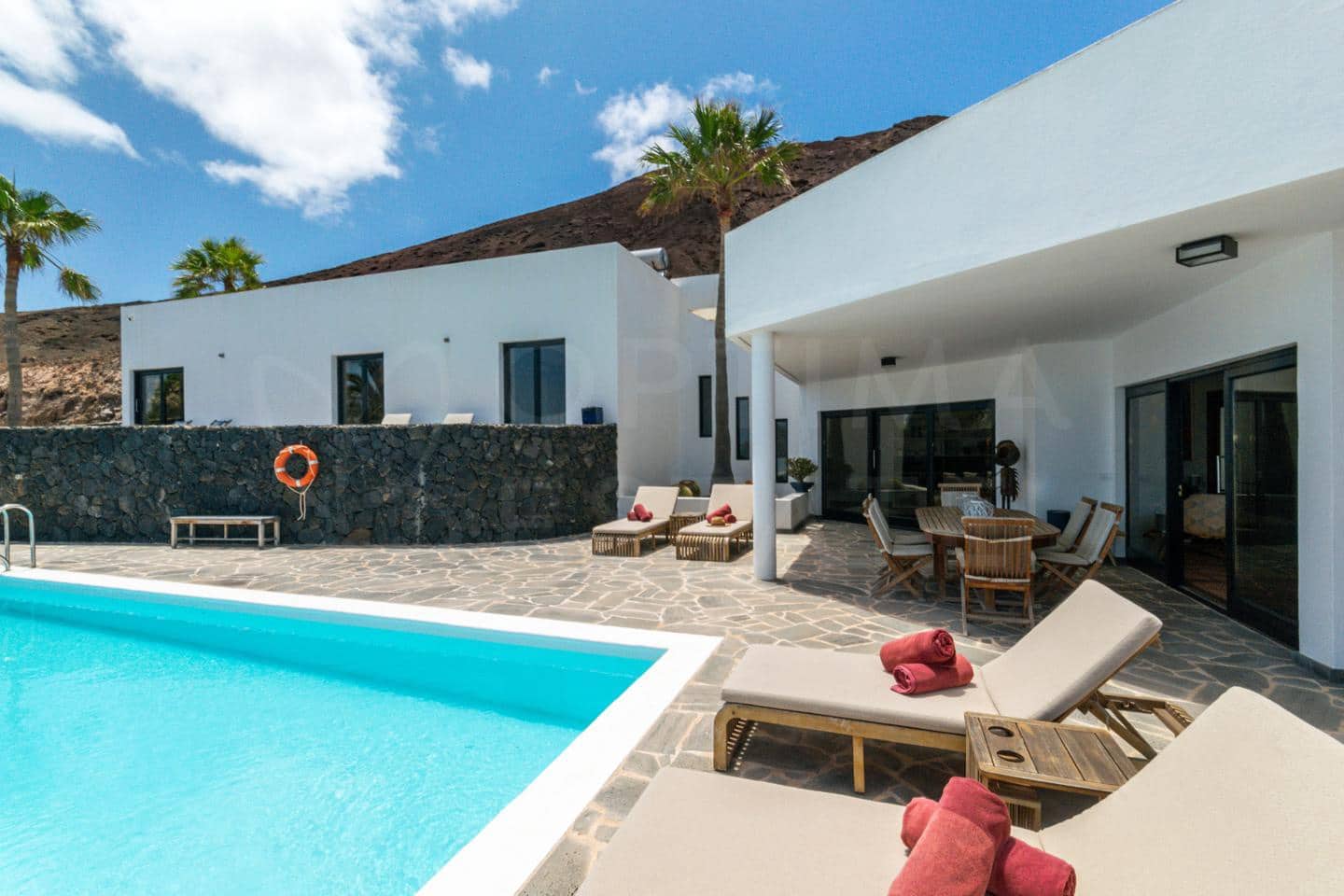 4 bedroom Villa for sale in Playa Blanca with pool - € 1,680,000 (Ref: 9993649)