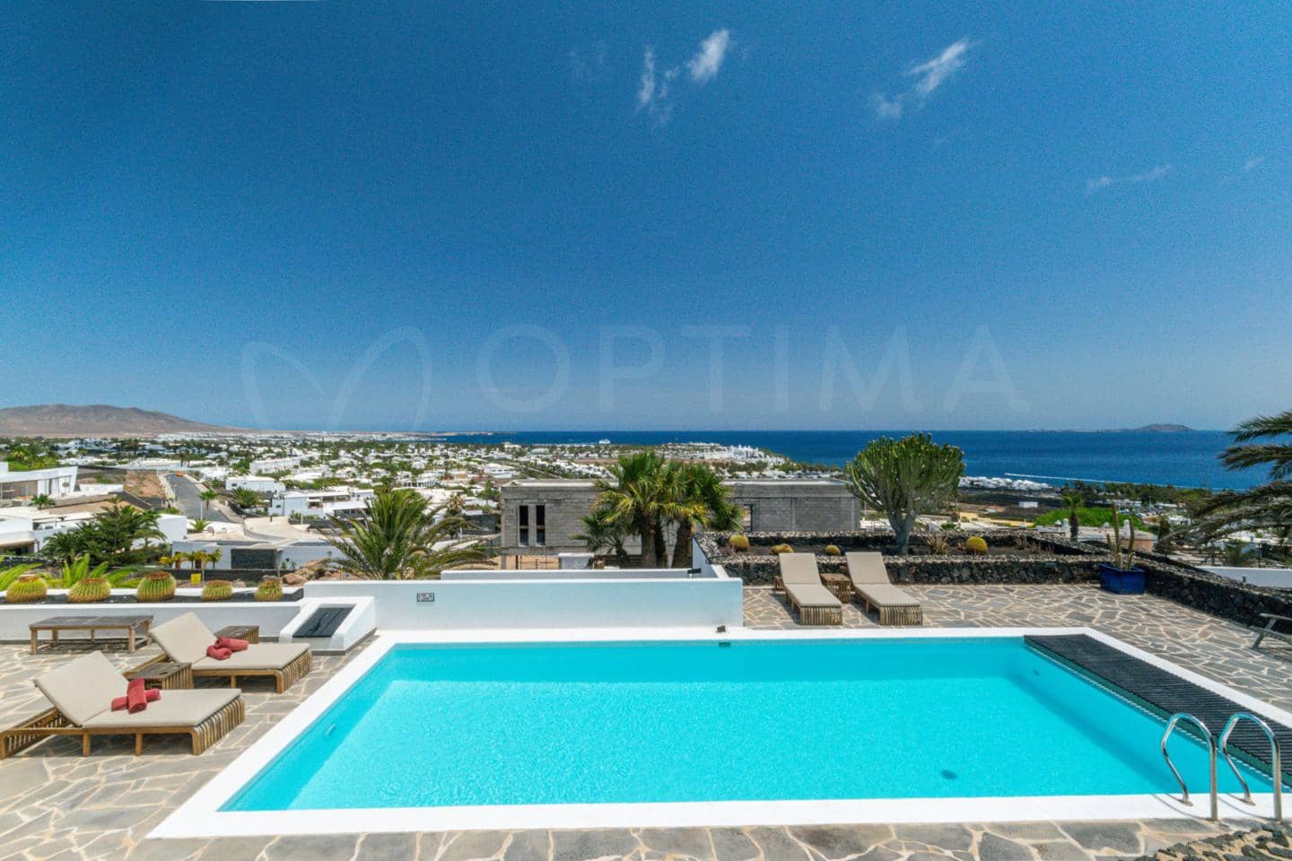 4 bedroom Villa for sale in Playa Blanca with pool - € 1,680,000 (Ref: 9993649)