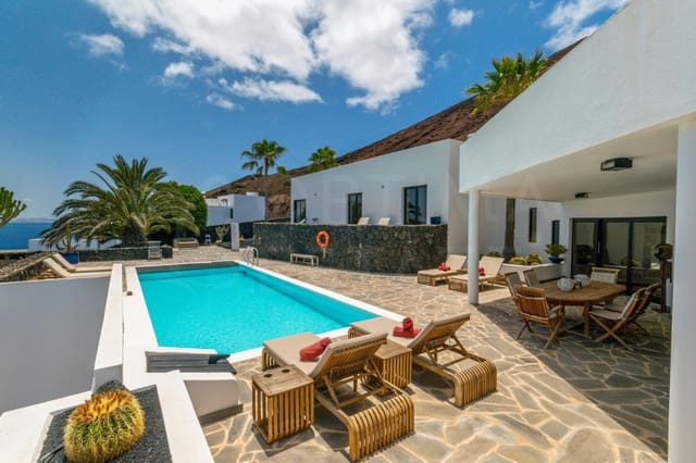Chalet de 4 habitaciones en Playa Blanca, Yaiza en venta con piscina - 1.680.000 € (Ref: 9993649)