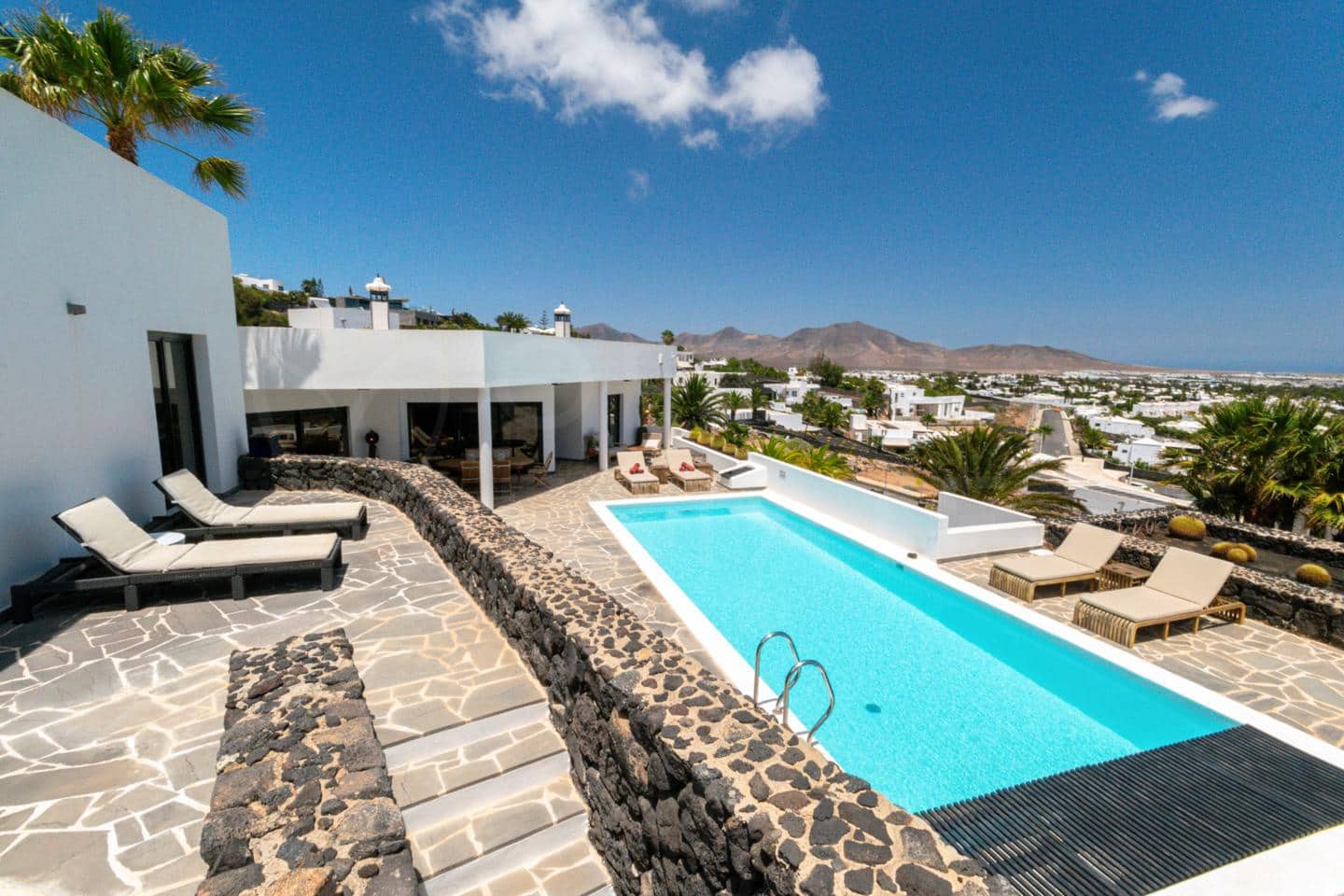 4 bedroom Villa for sale in Playa Blanca with pool - € 1,680,000 (Ref: 9993649)