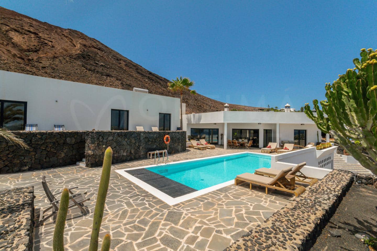 4 bedroom Villa for sale in Playa Blanca with pool - € 1,680,000 (Ref: 9993649)