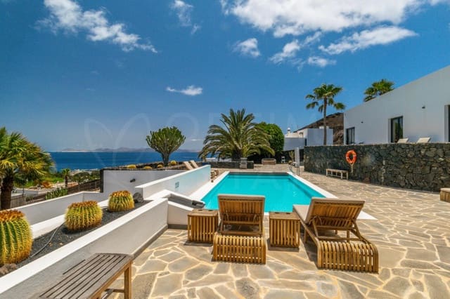 Chalet de 4 habitaciones en Playa Blanca, Yaiza en venta con piscina - 1.680.000 € (Ref: 9993649)