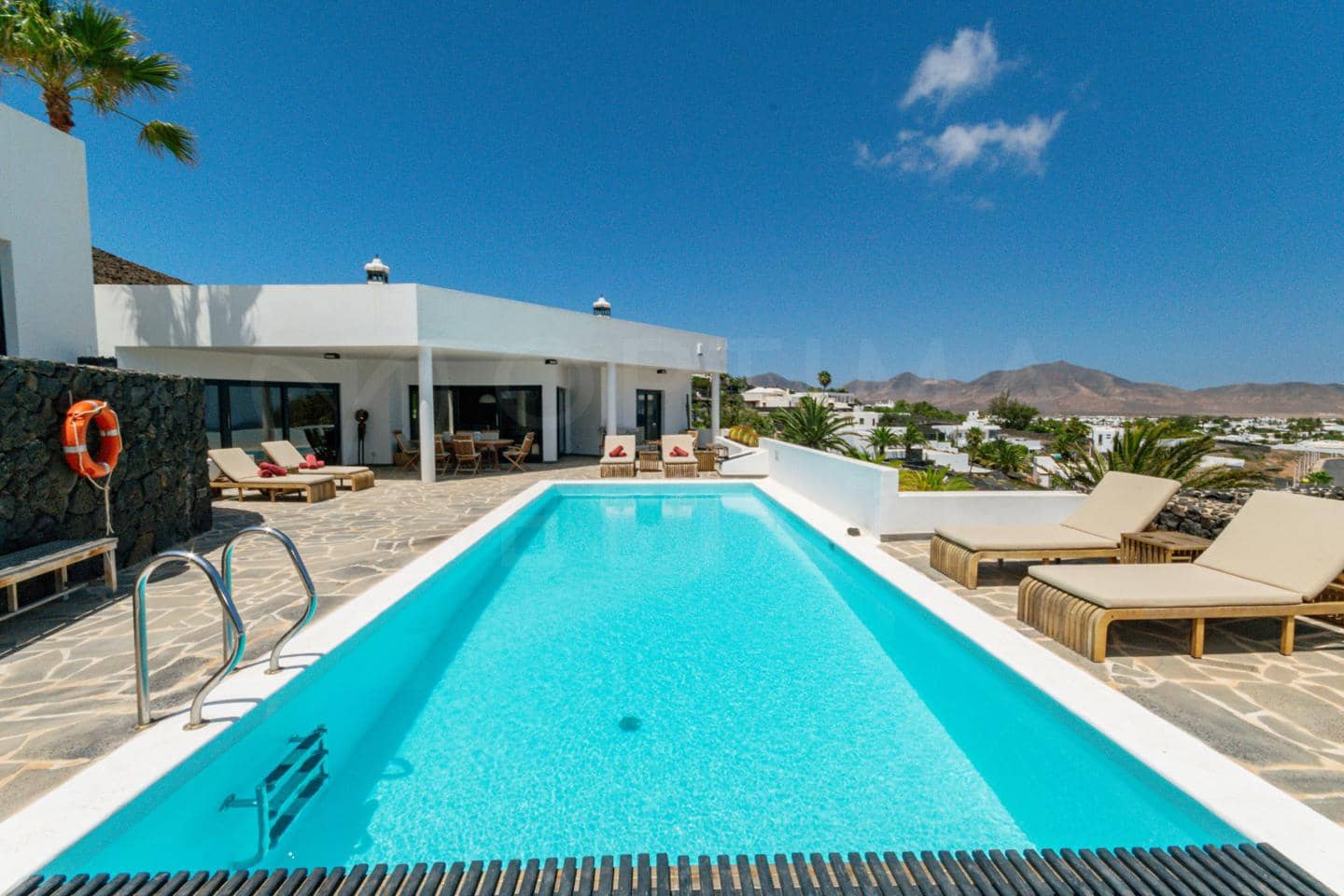 4 bedroom Villa for sale in Playa Blanca with pool - € 1,680,000 (Ref: 9993649)