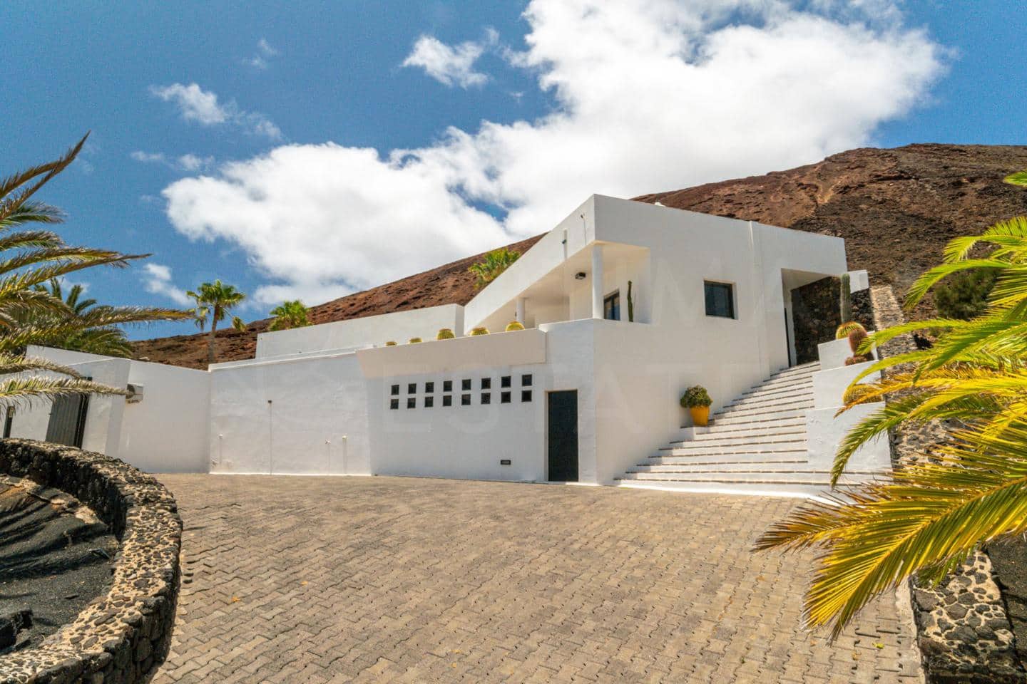 4 bedroom Villa for sale in Playa Blanca with pool - € 1,680,000 (Ref: 9993649)