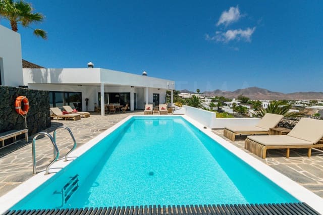 4 sypialnia Willa na sprzedaż w Playa Blanca, Yaiza z basenem - 1 680 000 € (Ref: 9993649)