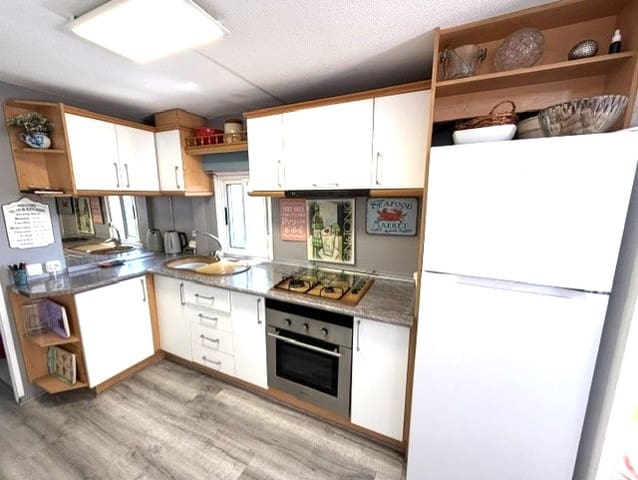 Casa Móvil de 2 habitaciones en Cabopino, Marbella en venta con piscina garaje - 81.671 € (Ref: 9997689)