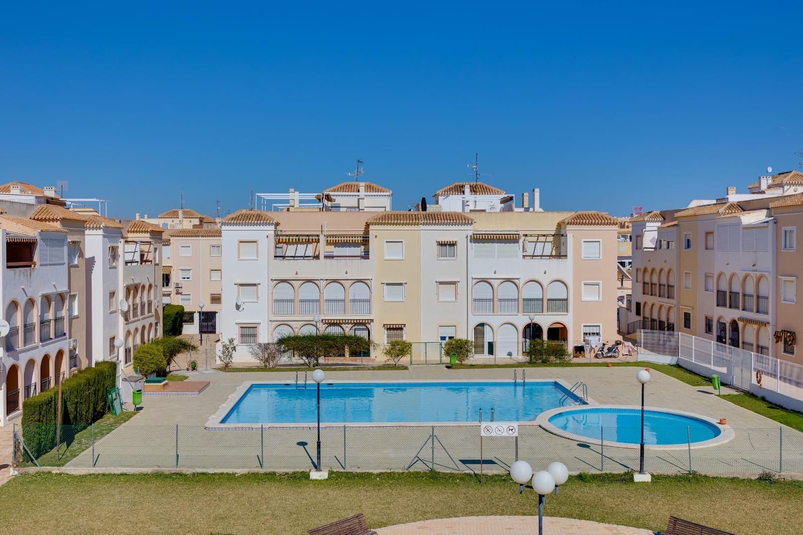 2 bedroom Apartment for sale in Torrevieja with pool - € 129,900 (Ref: 4155777)
