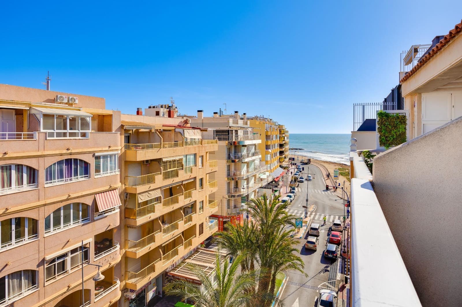 3 bedroom Penthouse for sale in Torrevieja with garage - € 185,000 (Ref: 9023105)