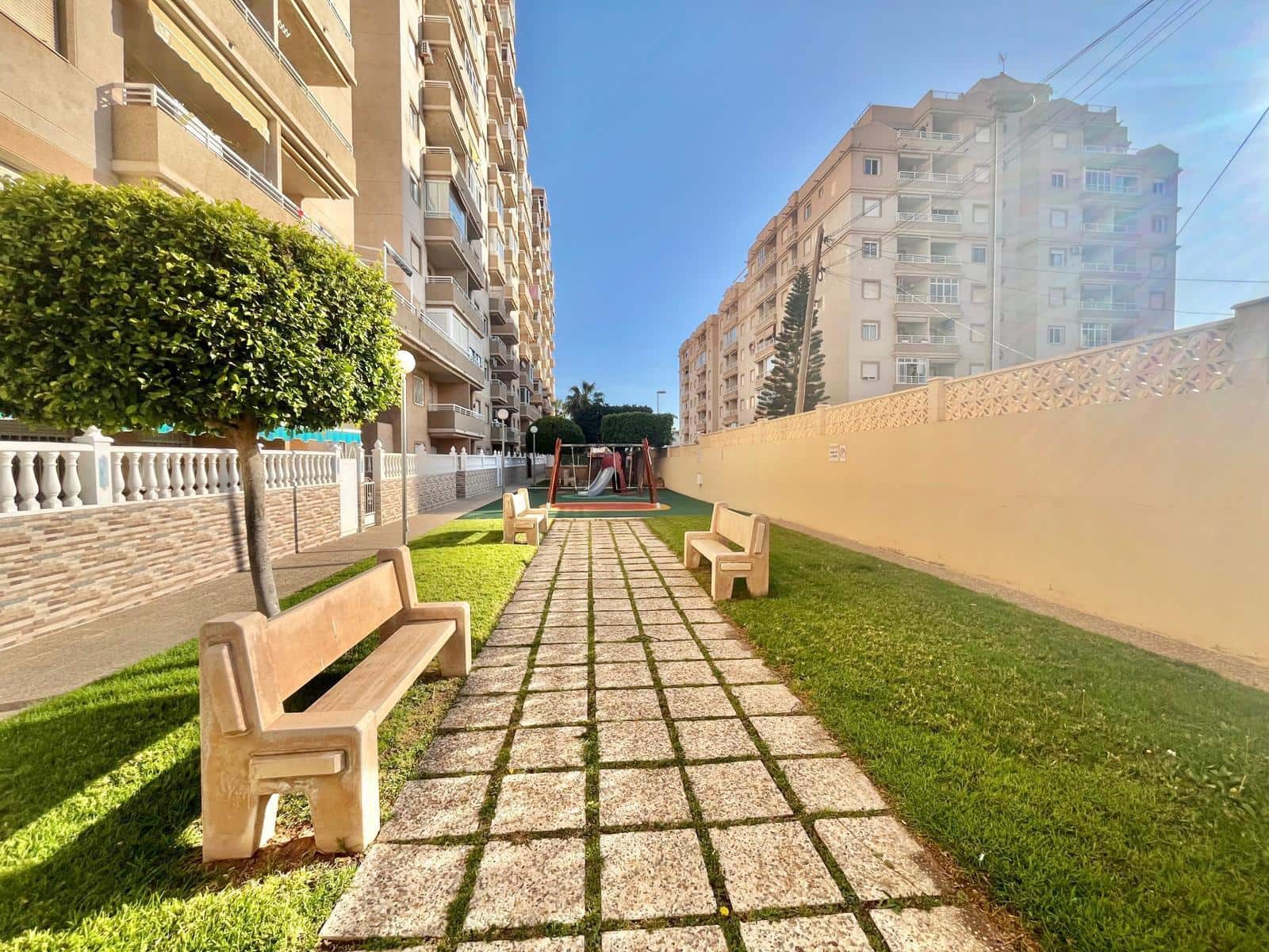 Apartamento de 2 habitaciones en Torrevieja en venta con piscina - 165.000 € (Ref: 9059689)