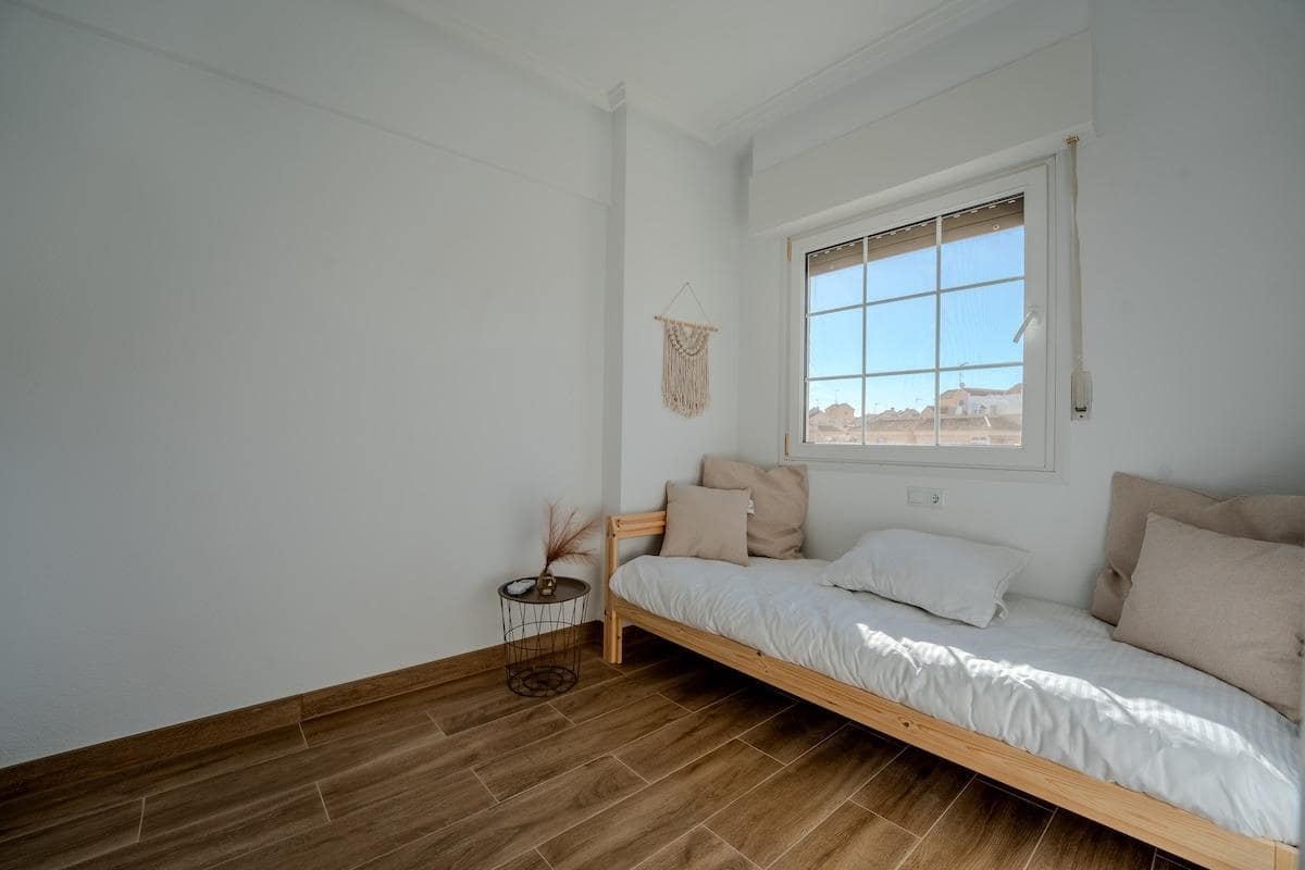 Apartamento de 2 habitaciones en Torrevieja en venta - 199.000 € (Ref: 9403337)