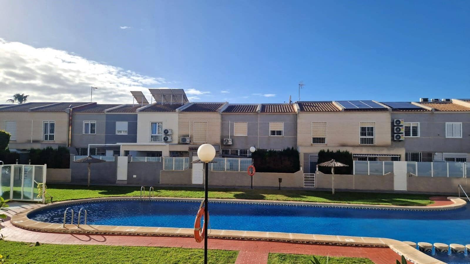 3 soveværelse Rækkehus til salg i Torrevieja med swimmingpool garage - € 210.000 (Ref: 9434658)