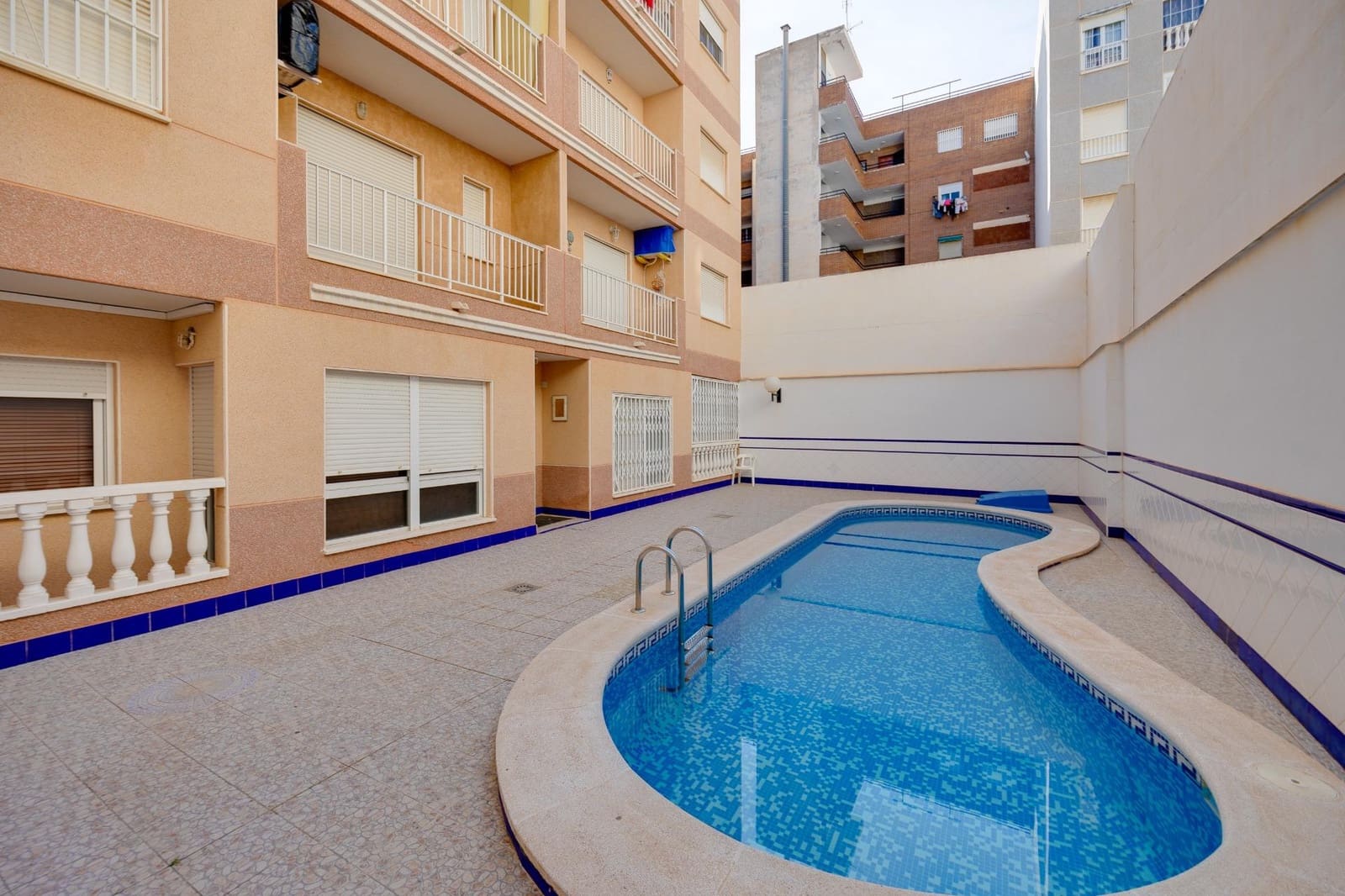 Apartamento de 2 habitaciones en Torrevieja en venta con piscina - 114.900 € (Ref: 9452088)