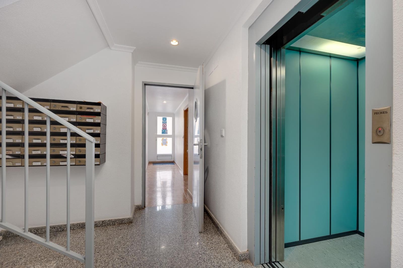 Apartamento de 2 habitaciones en Torrevieja en venta con piscina - 114.900 € (Ref: 9452088)