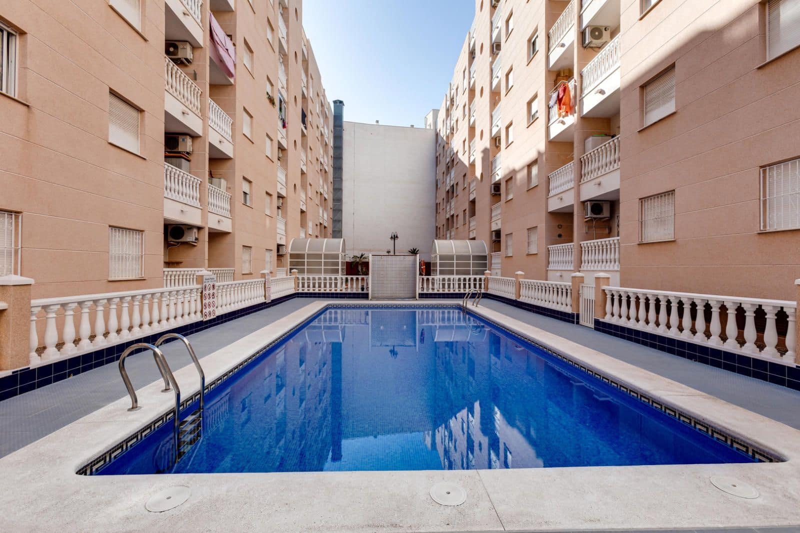 Apartamento de 3 habitaciones en Torrevieja en venta con piscina garaje - 159.969 € (Ref: 9494586)