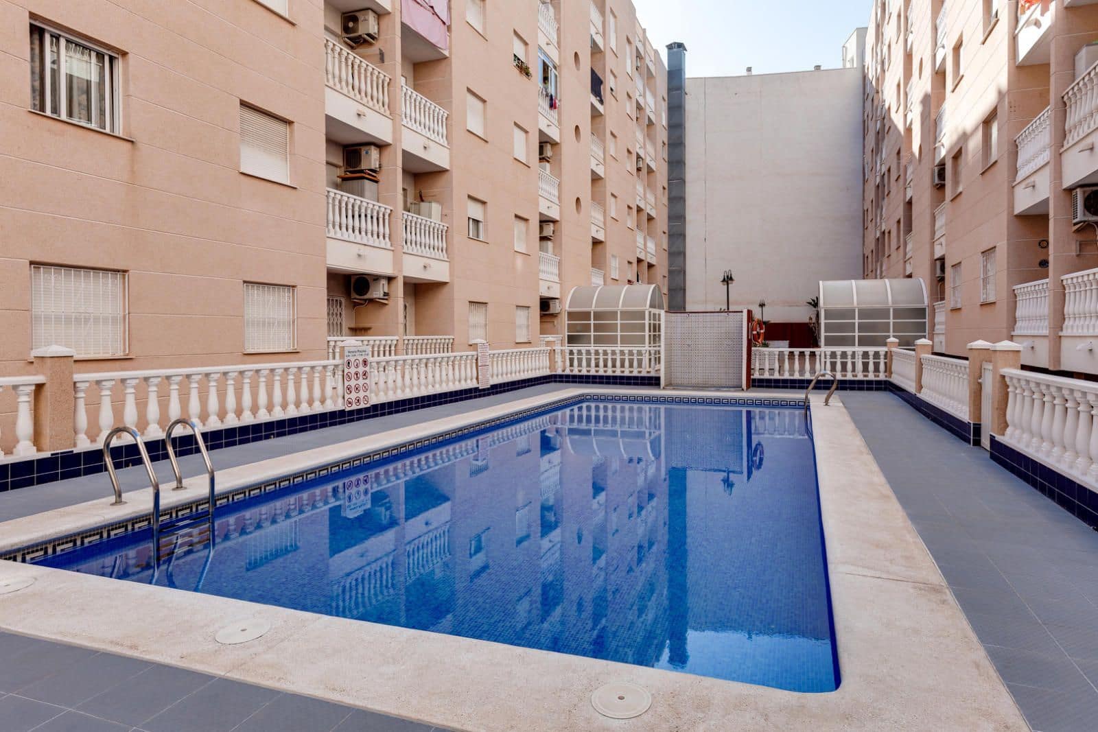 Apartamento de 3 habitaciones en Torrevieja en venta con piscina garaje - 159.969 € (Ref: 9494586)