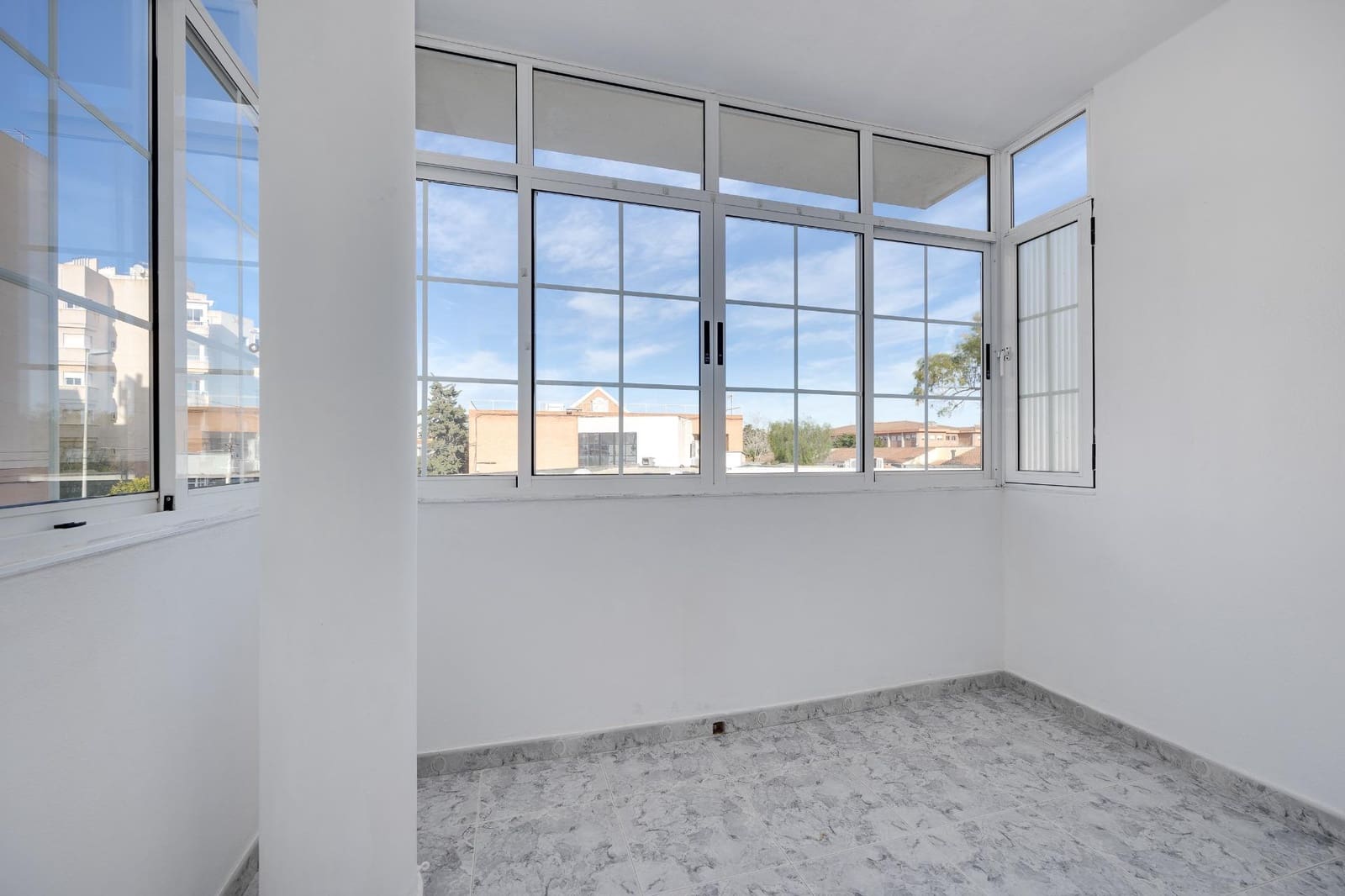 2 makuuhuone Huoneisto myytävänä paikassa Torrevieja mukana uima-altaan - 148 470 € (Ref: 9497683)