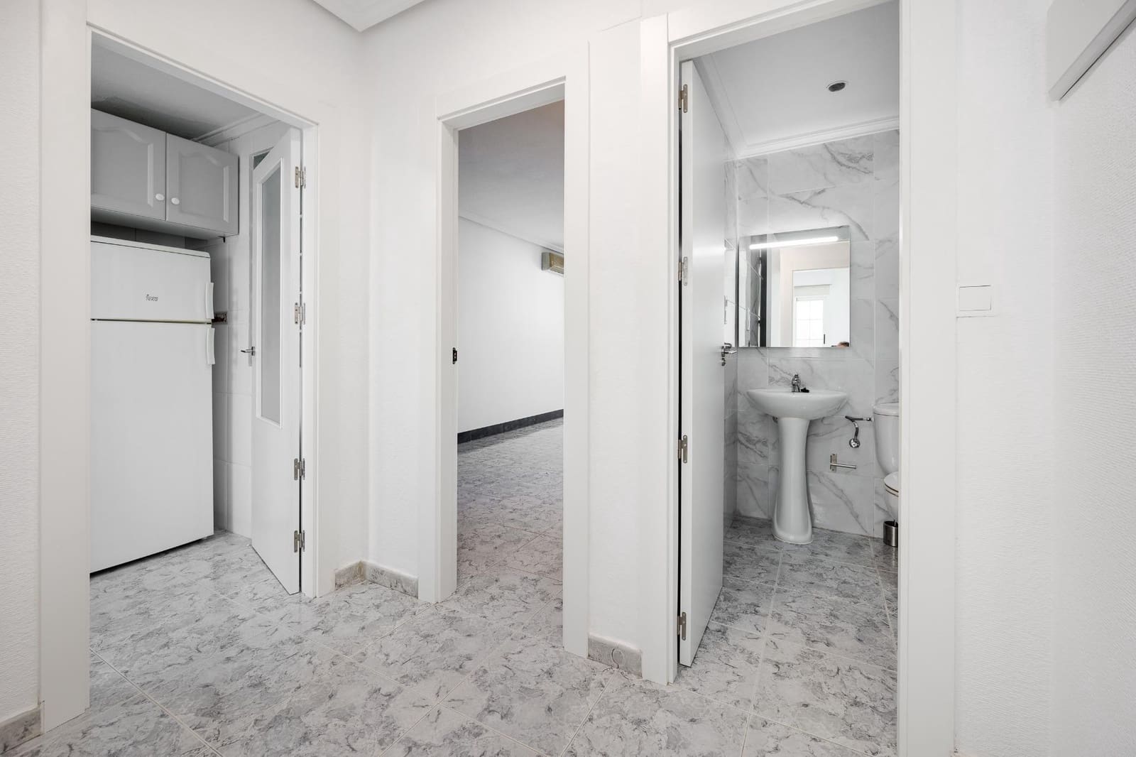 2 makuuhuone Huoneisto myytävänä paikassa Torrevieja mukana uima-altaan - 148 470 € (Ref: 9497683)