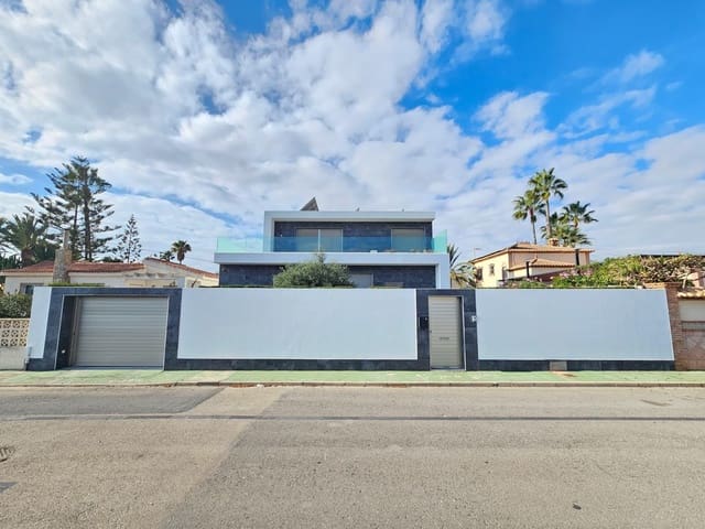 3 makuuhuone Huvila myytävänä paikassa Nueva Torrevieja, Torrevieja mukana uima-altaan 
autotalli - 690 000 € (Ref: 9591227)