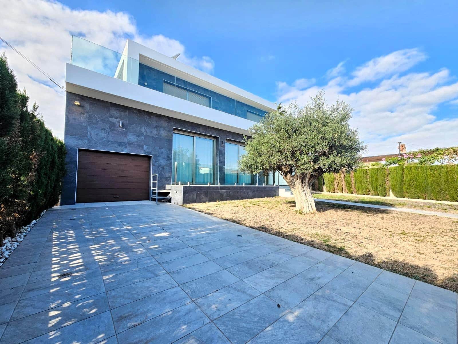 3 makuuhuone Huvila myytävänä paikassa Torrevieja mukana uima-altaan 
autotalli - 690 000 € (Ref: 9591227)