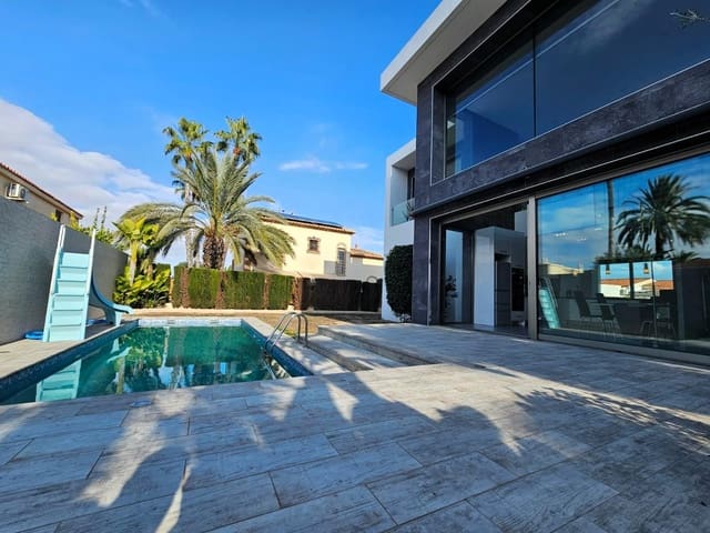 3 makuuhuone Huvila myytävänä paikassa Nueva Torrevieja, Torrevieja mukana uima-altaan 
autotalli - 690 000 € (Ref: 9591227)