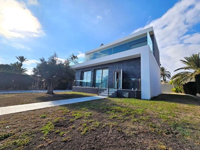 3 makuuhuone Huvila myytävänä paikassa Nueva Torrevieja, Torrevieja mukana uima-altaan 
autotalli - 690 000 € (Ref: 9591227)