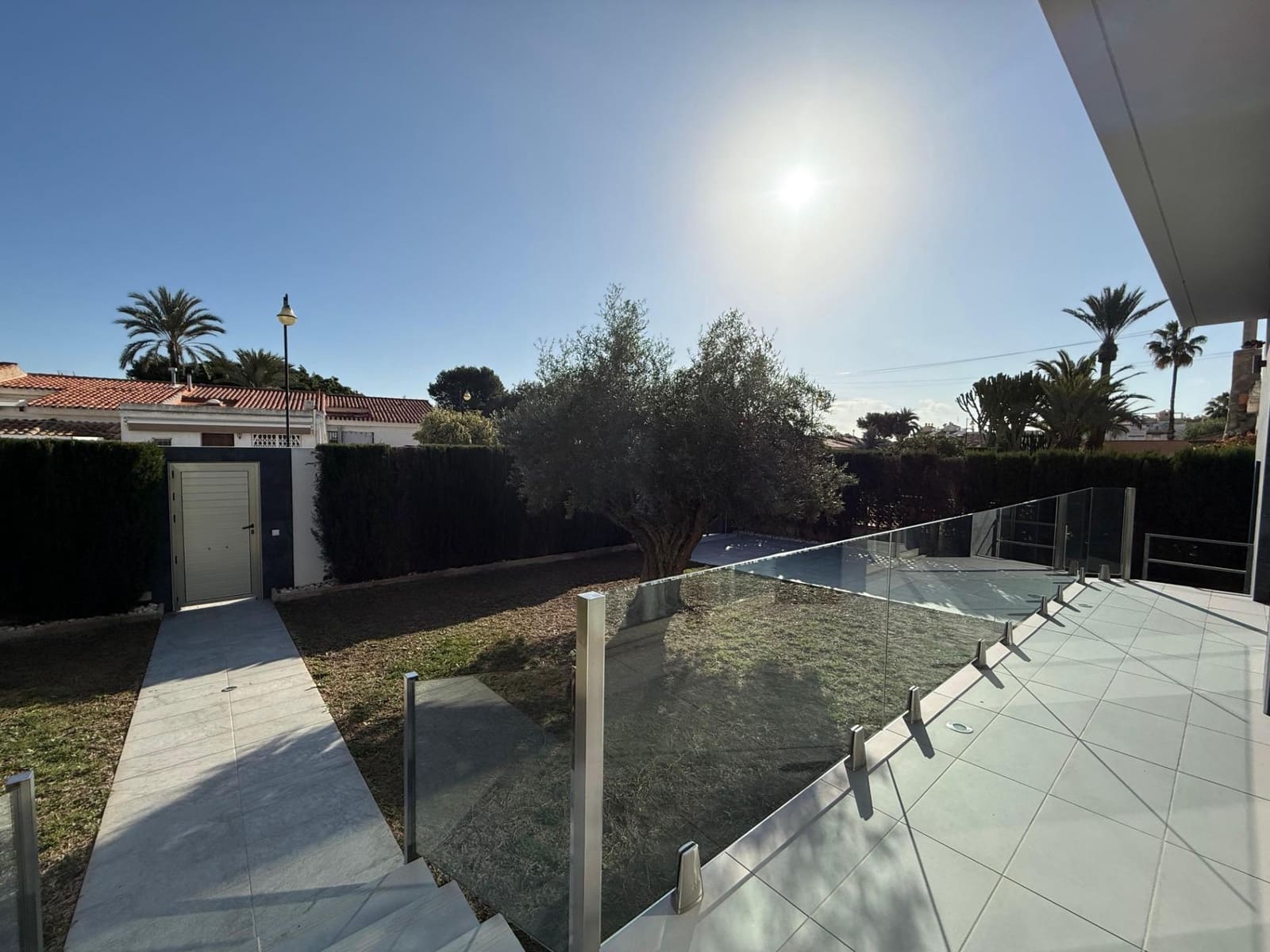 3 makuuhuone Huvila myytävänä paikassa Torrevieja mukana uima-altaan 
autotalli - 690 000 € (Ref: 9591227)