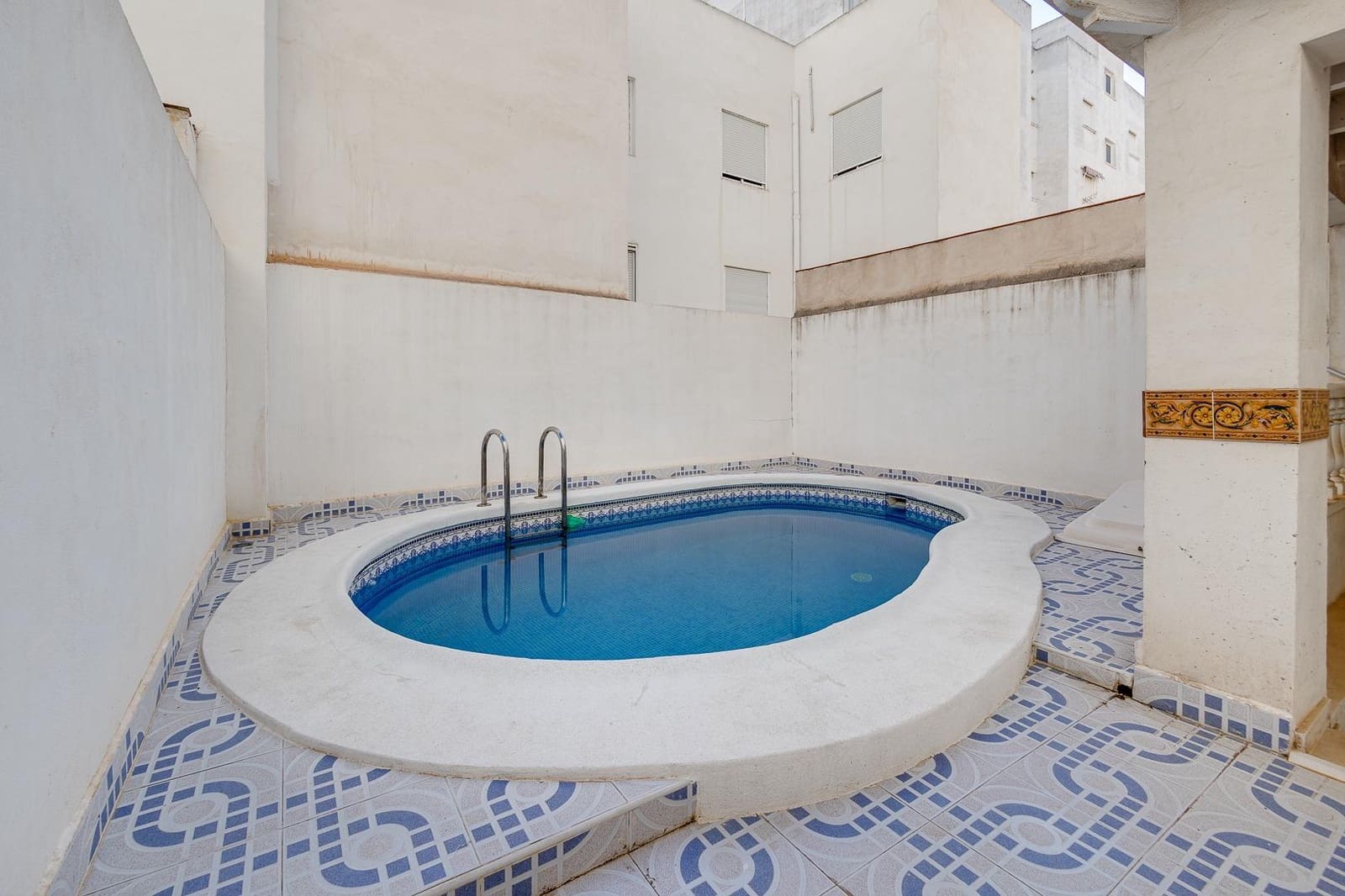 2 soverom Penthouse til salgs i Torrevieja med svømmebasseng garasje - € 166 300 (Ref: 9629930)