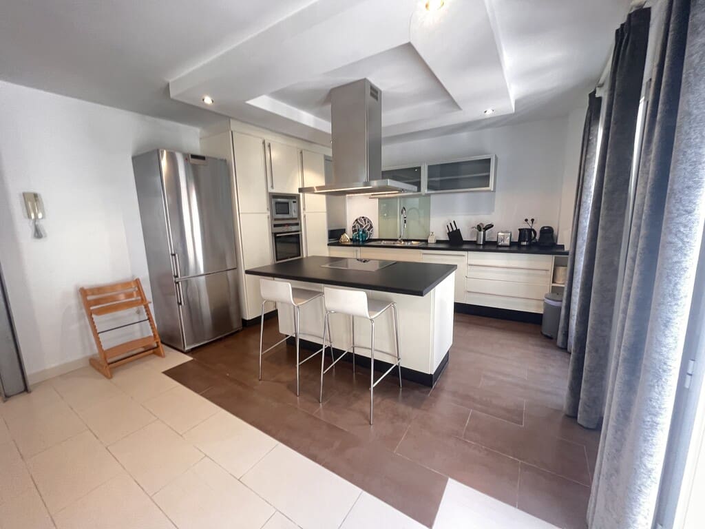 Appartement de 3 chambres à louer à Marbella - 2 400 € (Ref: 10030150)