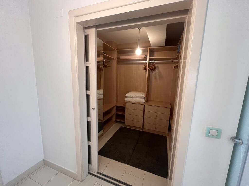 Appartement de 3 chambres à louer à Marbella - 2 400 € (Ref: 10030150)