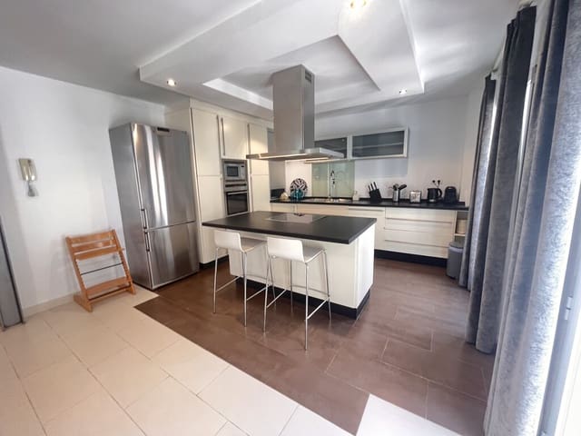 Appartement de 3 chambres à louer à Marbella Centro, Marbella - 2 400 € (Ref: 10030150)