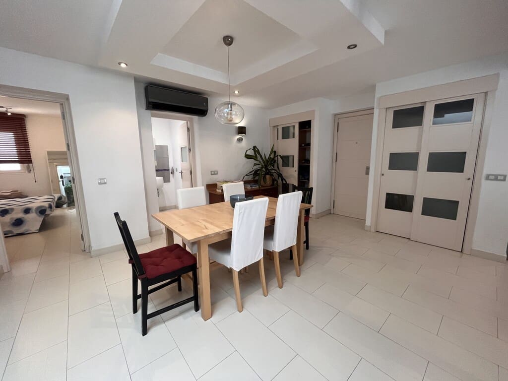 Appartement de 3 chambres à louer à Marbella - 2 400 € (Ref: 10030150)