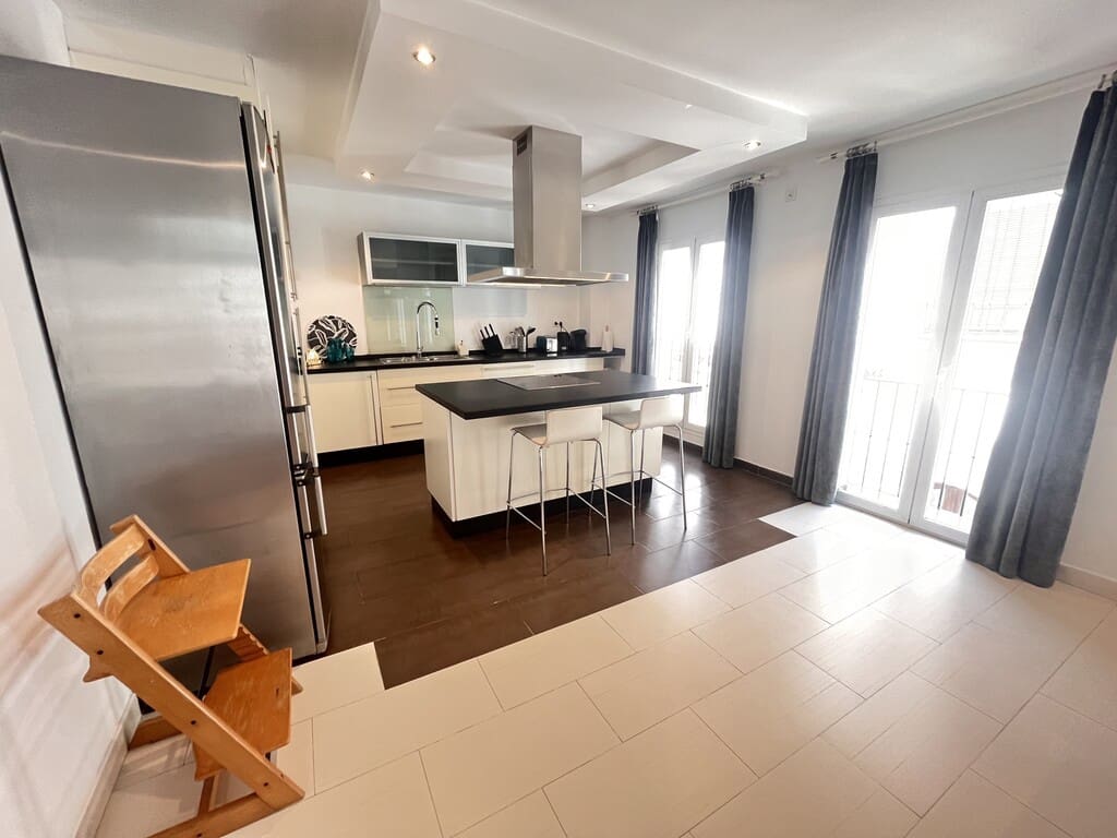 Appartement de 3 chambres à louer à Marbella - 2 400 € (Ref: 10030150)