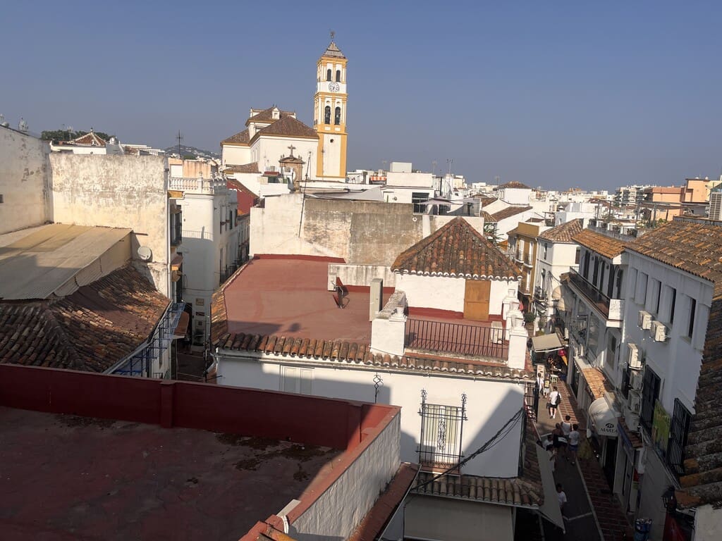 Appartement de 3 chambres à louer à Marbella - 2 400 € (Ref: 10030150)