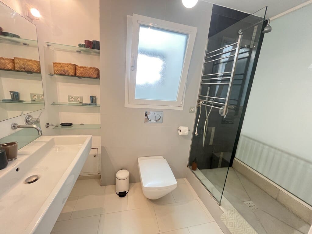 Appartement de 3 chambres à louer à Marbella - 2 400 € (Ref: 10030150)