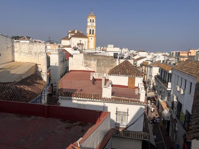 Appartement de 3 chambres à louer à Marbella Centro, Marbella - 2 400 € (Ref: 10030150)