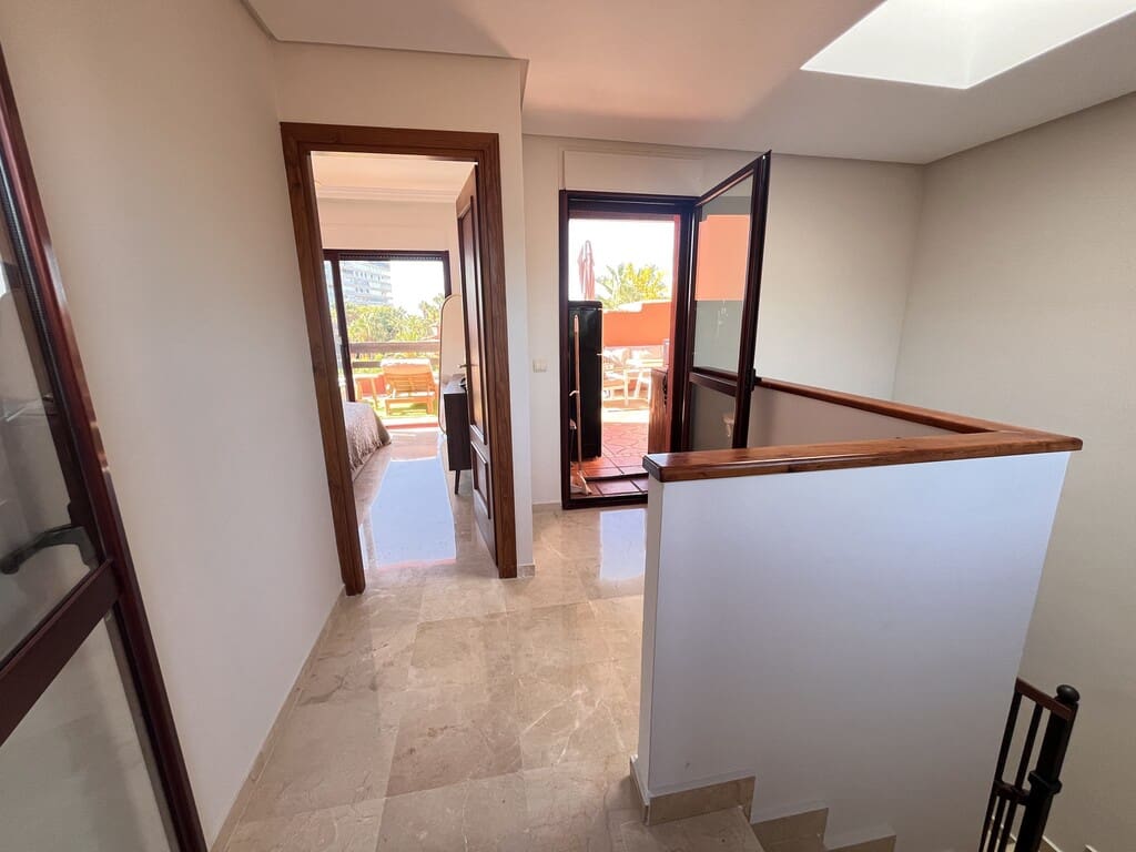 Penthouse de 3 chambres à louer à El Rosario avec piscine garage - 3 200 € (Ref: 10033536)