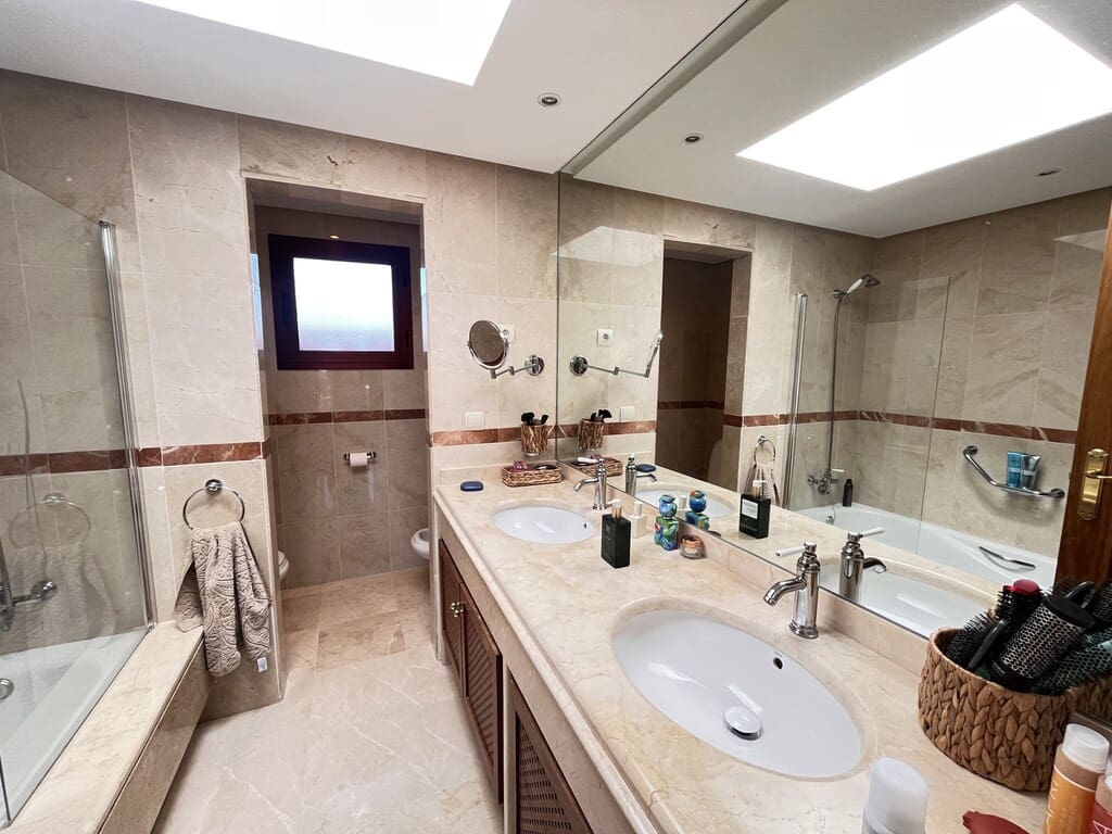 Penthouse de 3 chambres à louer à El Rosario avec piscine garage - 3 200 € (Ref: 10033536)