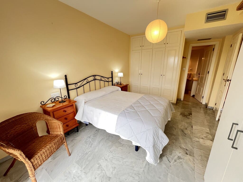 1 quarto Apartamento para arrendar em Las Chapas com piscina - 1 300 € (Ref: 10042644)