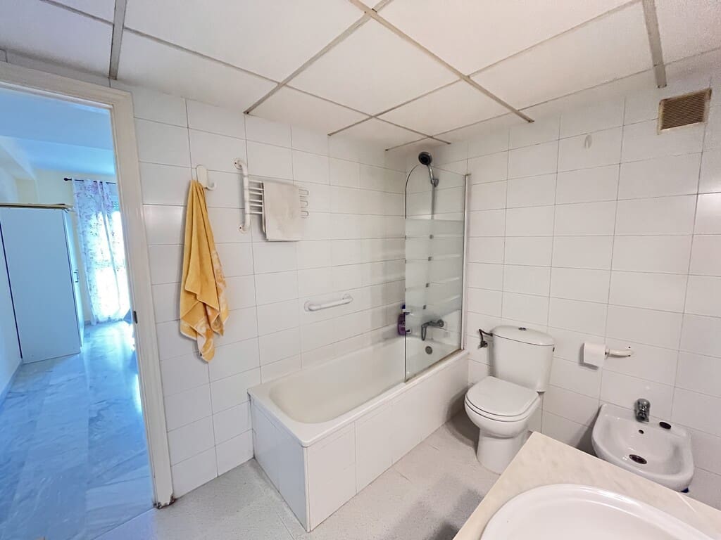 1 quarto Apartamento para arrendar em Las Chapas com piscina - 1 300 € (Ref: 10042644)