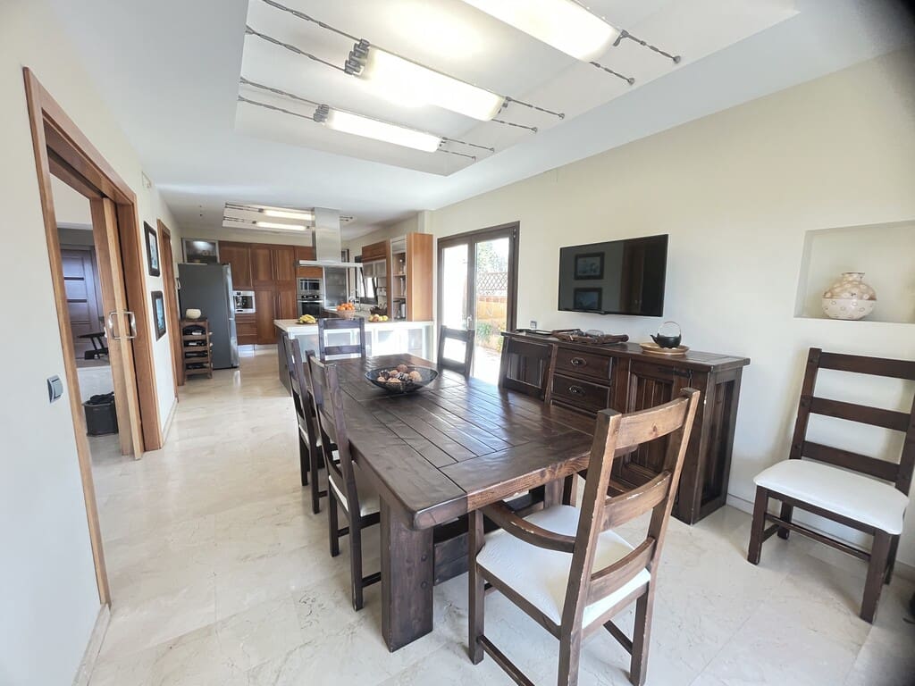 6 soveværelse Villa til leje i El Rosario med swimmingpool garage - € 7.000 (Ref: 10077706)