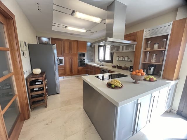 6 soveværelse Villa til leje i El Rosario, Marbella med swimmingpool garage - € 7.000 (Ref: 10077706)
