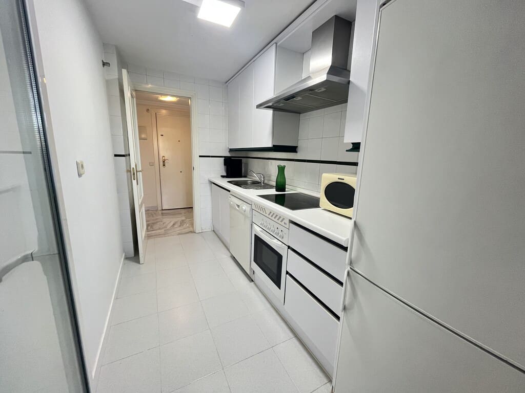 Appartement de 1 chambre à louer à Nueva Andalucia avec piscine - 1 600 € (Ref: 10085650)