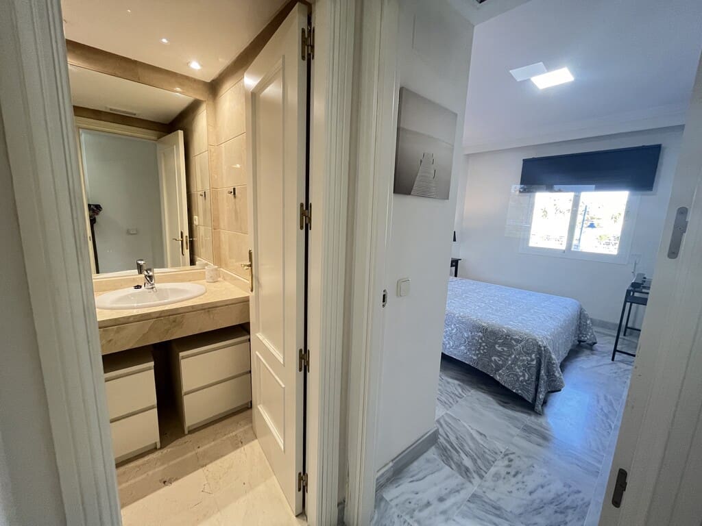 Appartement de 1 chambre à louer à Nueva Andalucia avec piscine - 1 600 € (Ref: 10085650)